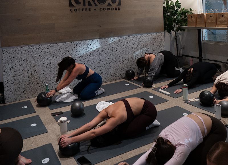 Friendsgiving Experience: Pilates, Flores y Café